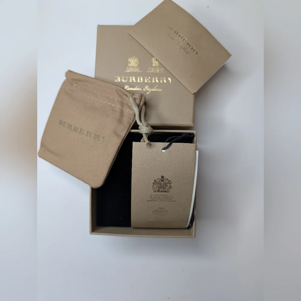 ✨ BURBERRY “U” Initial Pendant / Keychain – With Box & Dust Bag ✨ - Picture 4 of 8